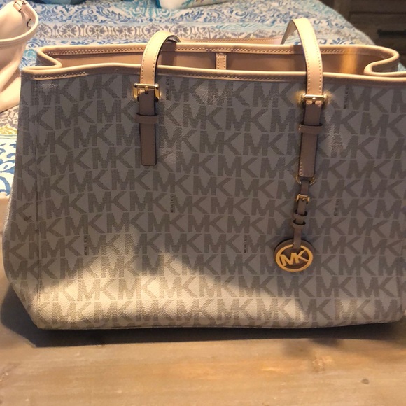 Monogram cream Michael Kors bag - Picture 1 of 8
